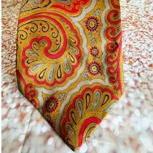 VTG John Comfort Richards Of Greenwich Silk Tie Gold Red Paisley Pattern Mens‎